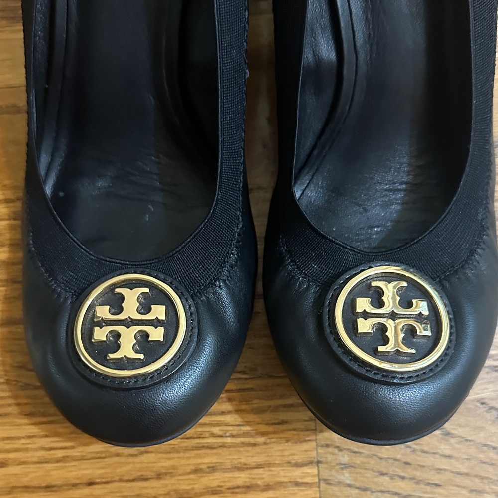 🛍️SALE🛍️ Tory Burch Black Leather Heels with Gold Logo - Picture 6 of 8